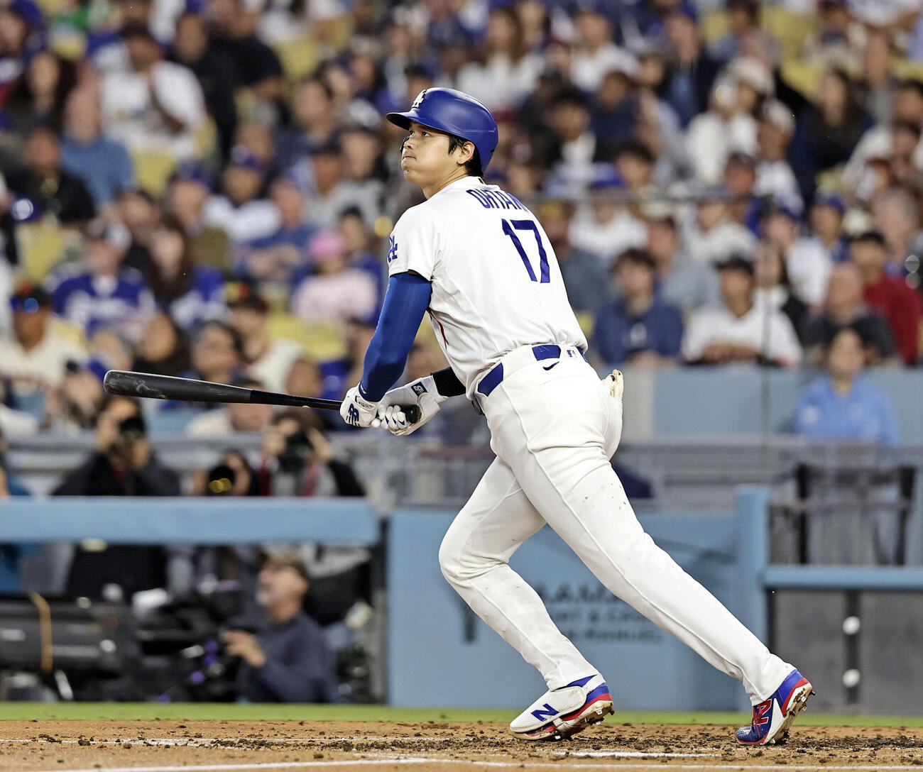 ジャイアンツ戦の3回、7号ソロを放つドジャース大谷（共同）