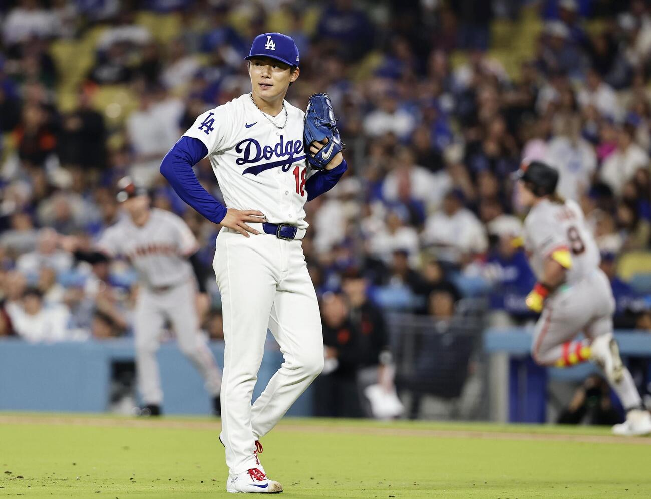 ジャイアンツ戦の5回、ベーダーに本塁打を打たれたドジャース山本（共同）