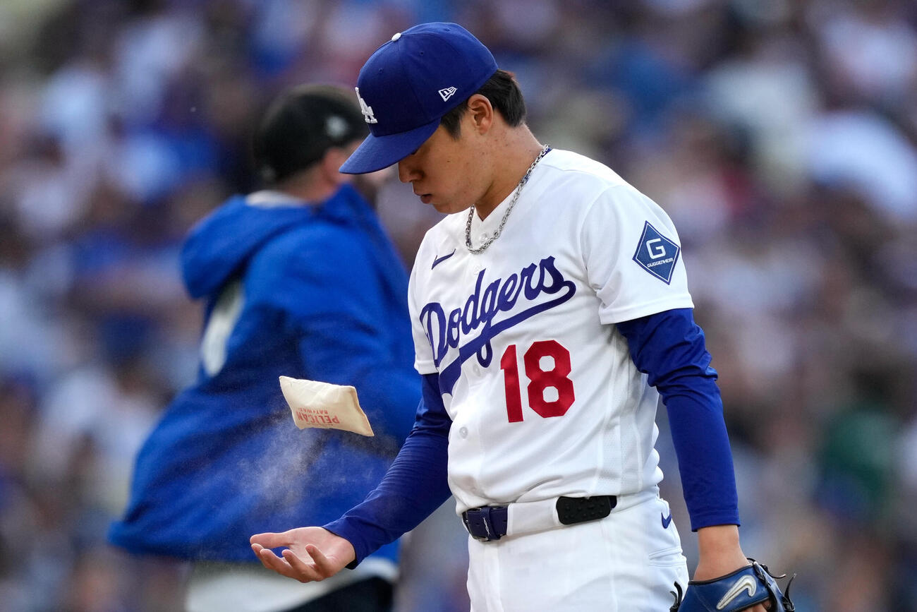 ロジンを手に取ったドジャース山本（AP）