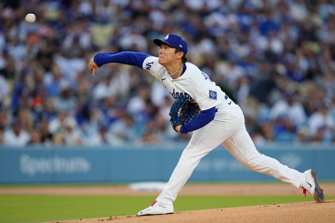 ジャイアンツ戦の1回、力投するドジャース山本由伸（AP）