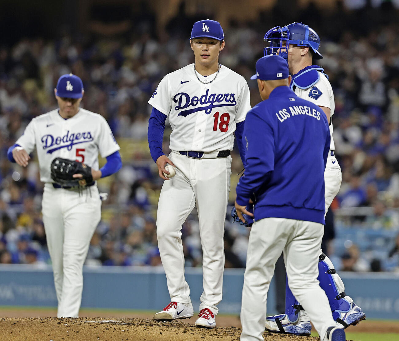 ジャイアンツ戦の7回途中、降板するドジャース山本（共同）