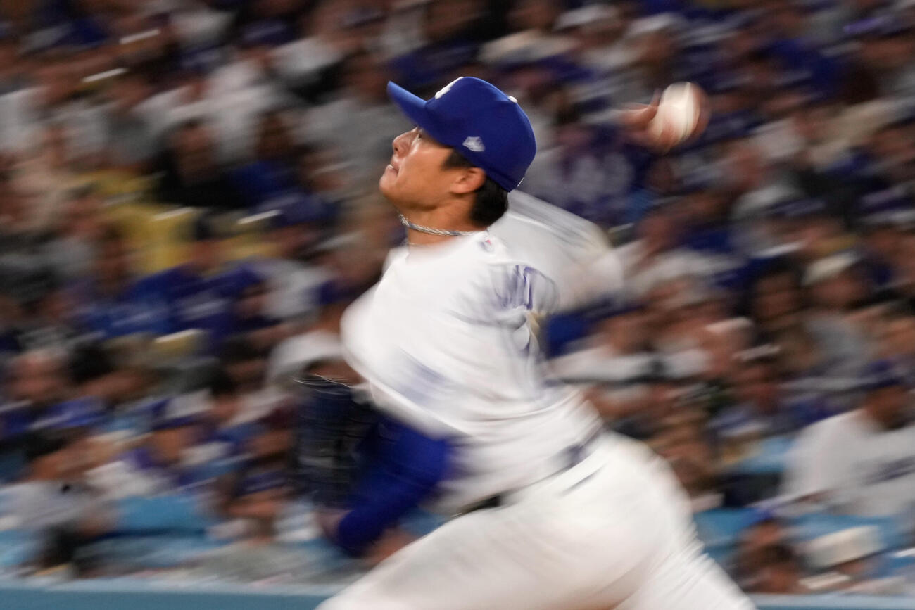 7回、力投するドジャース山本由伸（AP）