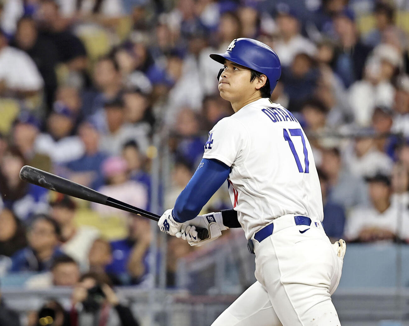ジャイアンツ戦の3回、7号ソロを放つドジャース大谷（共同）