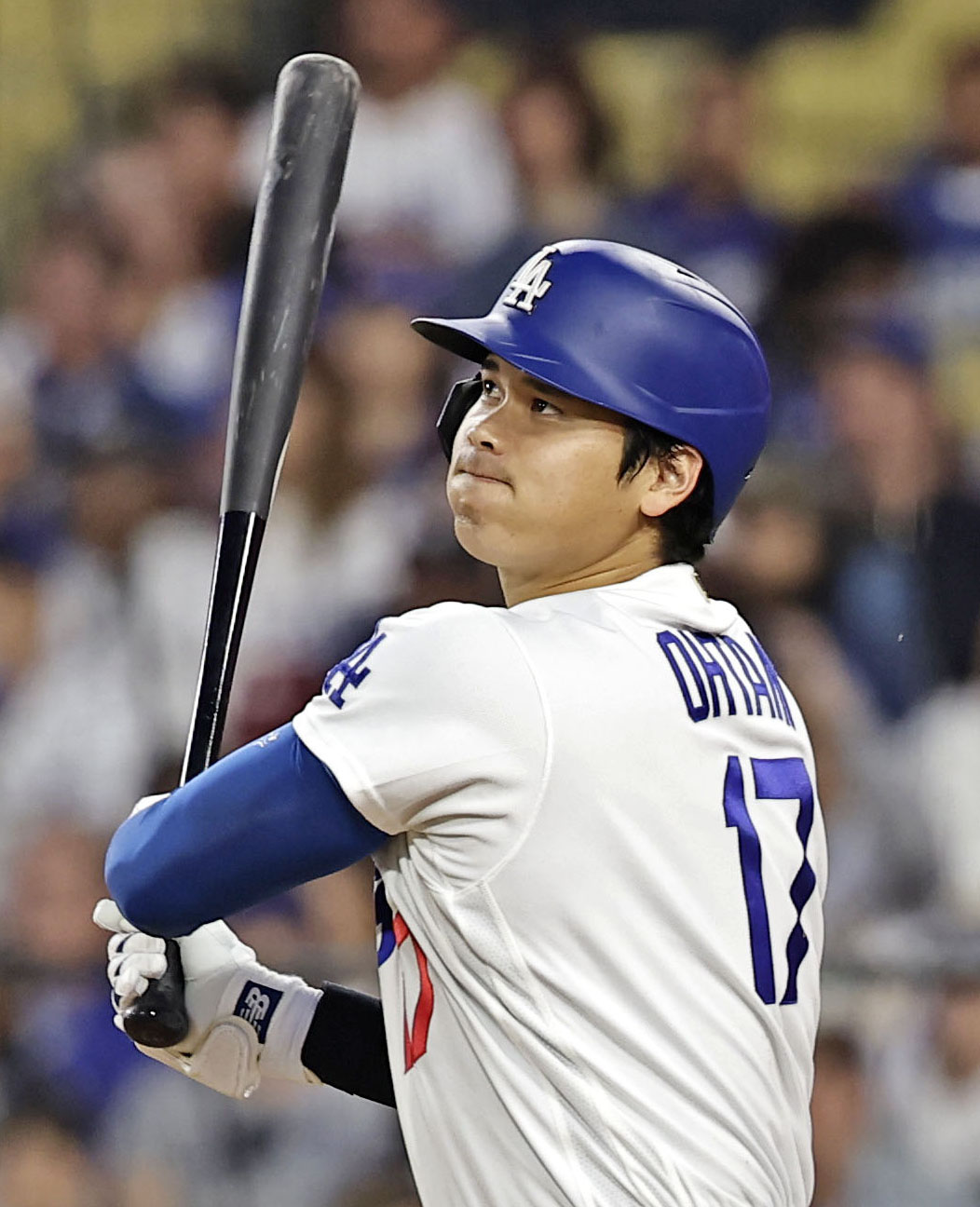 ジャイアンツ戦の3回、7号ソロを放つドジャース大谷（共同）