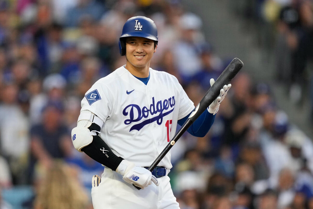 1回、ベンチに向かって笑顔を見せながら打席に向かうドジャース大谷翔平（AP）