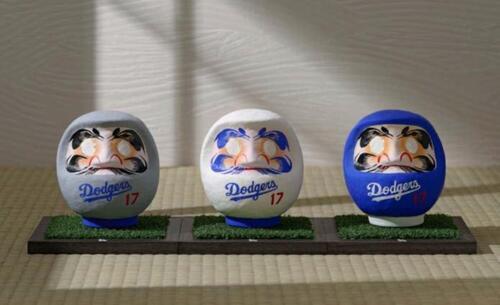 大谷翔平の特製だるまが発売 ドジャースのユニホームを模した白、青