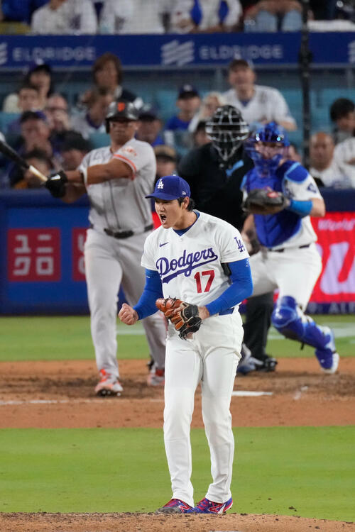 6回、デバースを三振に仕留めたドジャース大谷(AP)