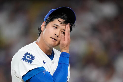 5回、汗をぬぐうドジャース大谷(AP)
