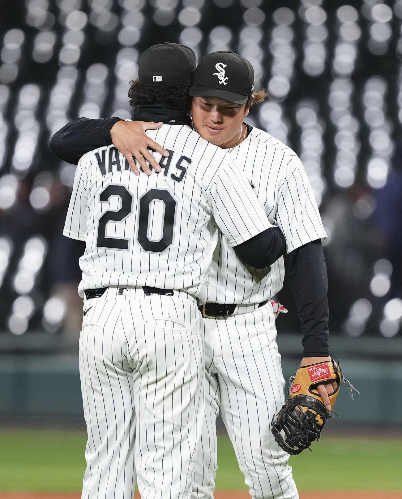 ロイヤルズに勝利しバルガス（左）と抱き合うホワイトソックス・村上＝シカゴ（共同）
