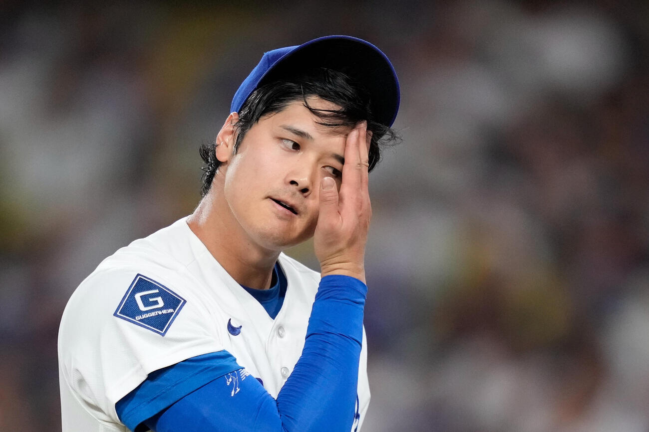 ジャイアンツ戦で力投し、汗をぬぐうドジャース大谷翔平（AP）