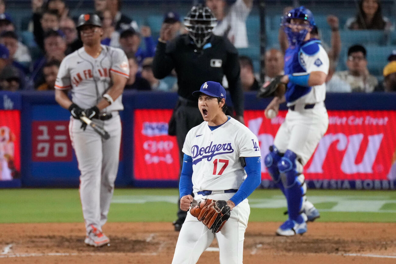 ジャイアンツ戦の6回、デバースを三振に仕留め雄叫びを上げるドジャース大谷（AP）