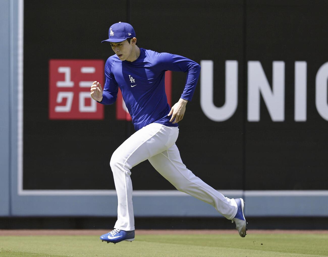 調整するドジャース・佐々木＝ロサンゼルス（共同）