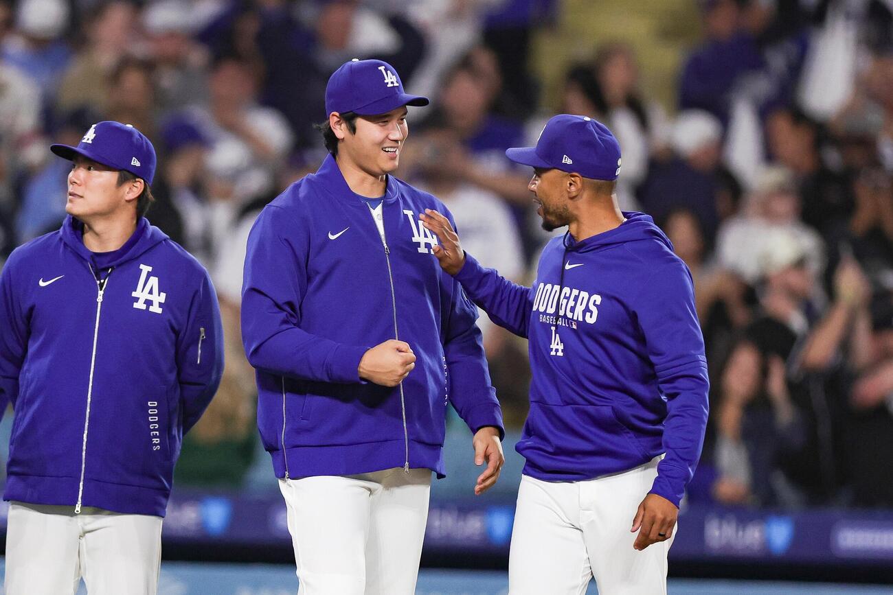 ジャイアンツを破り喜ぶドジャース大谷ら（AP）