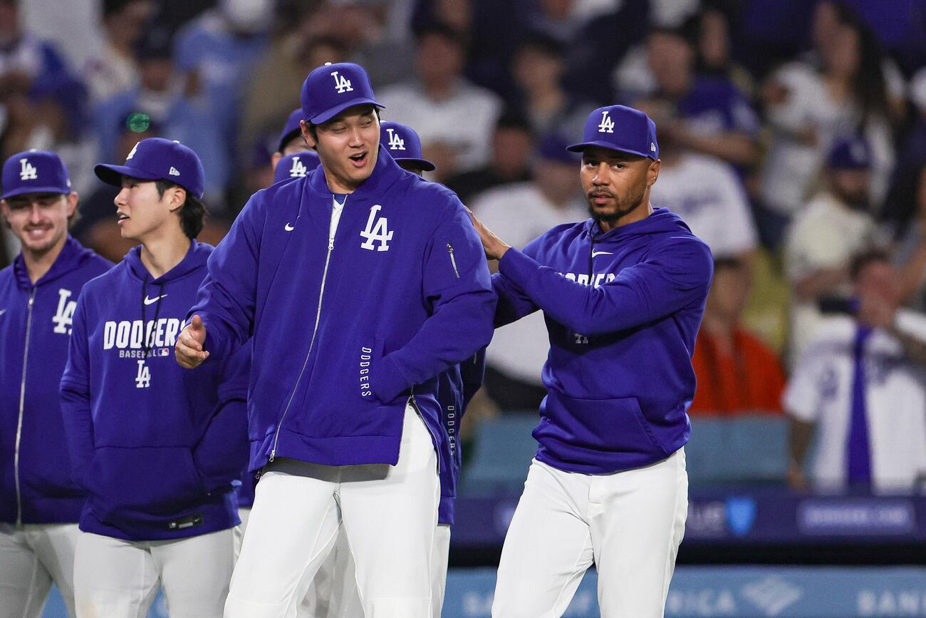 ジャイアンツを破り喜ぶドジャース大谷ら（AP）