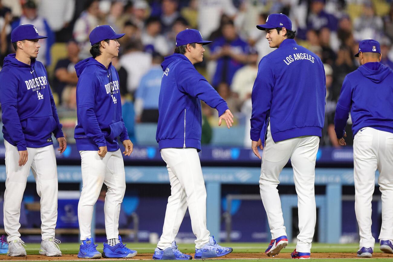 ジャイアンツを破り喜ぶドジャース大谷、山本ら（AP）