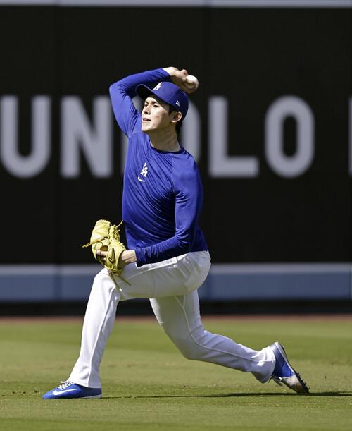 キャッチボールするドジャース・佐々木=ロサンゼルス(共同)