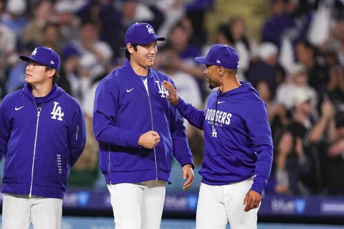 ジャイアンツを破り喜ぶドジャース大谷ら(AP)