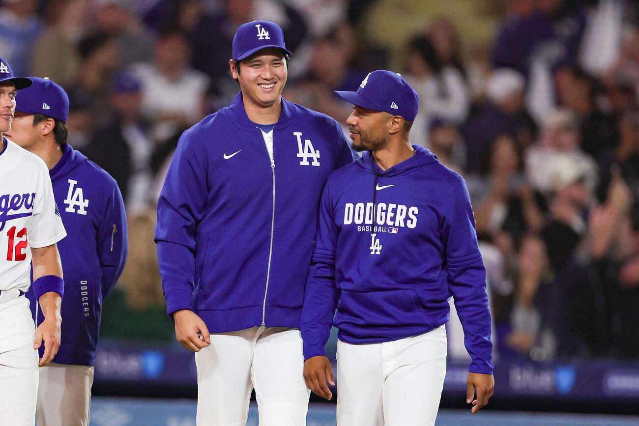 ジャイアンツを破り喜ぶドジャース大谷とベッツ（AP）