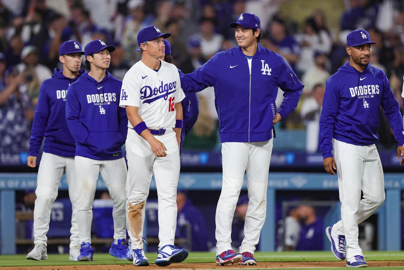 ジャイアンツを破り喜ぶドジャース大谷ら（AP）