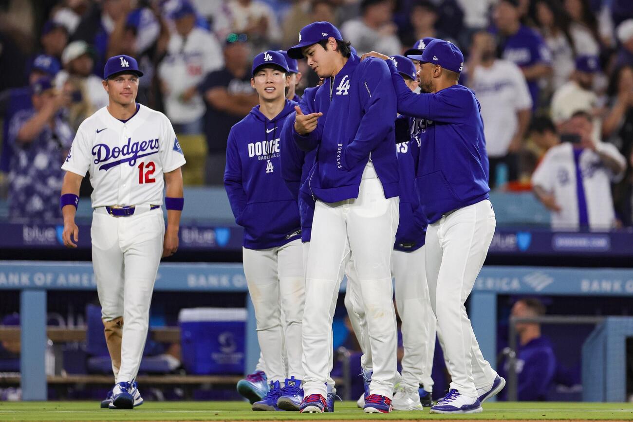 ジャイアンツを破り喜ぶドジャース大谷ら（AP）