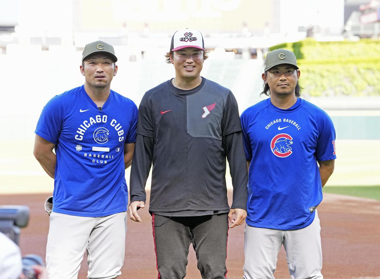 試合前、記念写真に納まるホワイトソックス村上（中央）、カブス鈴木（左）、今永＝シカゴ（共同）