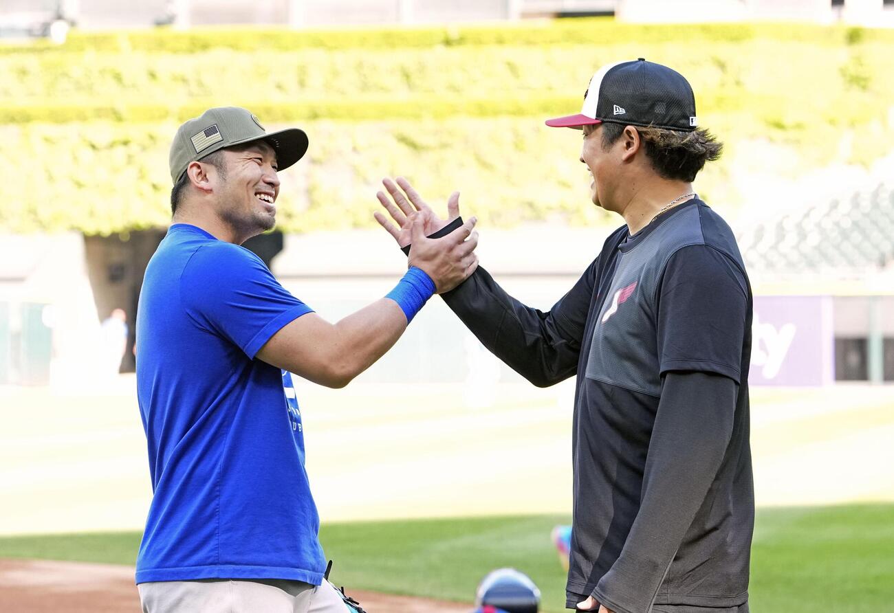 試合前、タッチを交わすカブス鈴木（左）とホワイトソックス村上（共同）