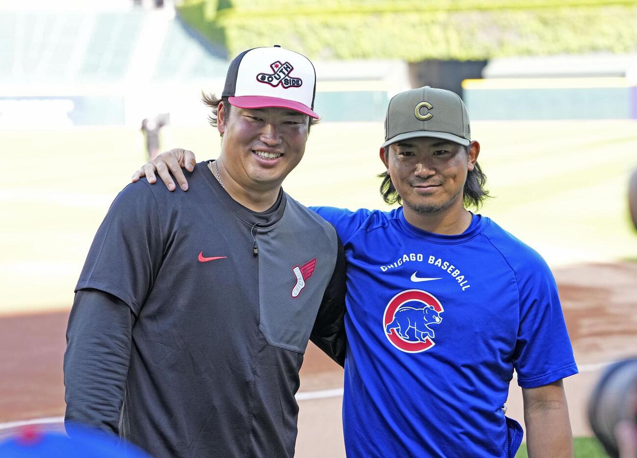 試合前、記念写真に納まるホワイトソックス村上（左）とカブス今永＝シカゴ（共同）