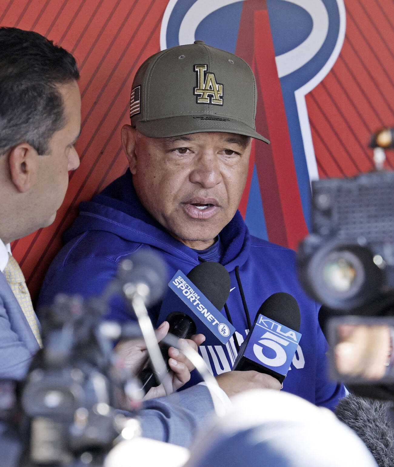 試合前、取材に応じるドジャースのロバーツ監督＝アナハイム（共同）