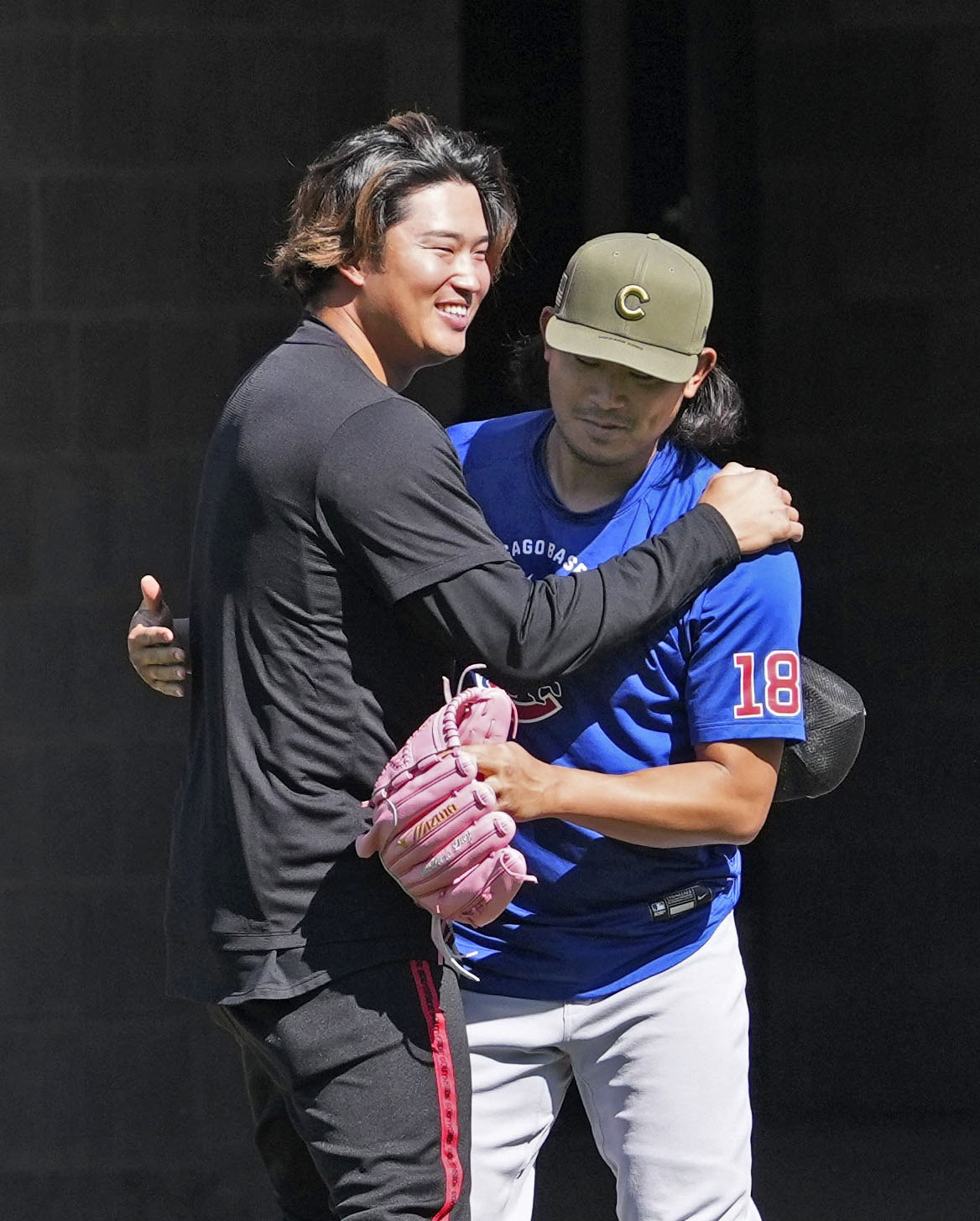 試合前、ハグするホワイトソックス・村上（左）とカブス・今永＝シカゴ（共同）