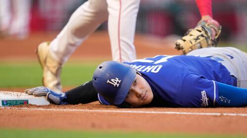 エンゼルス戦3回、一塁走者のドジャース大谷翔平はけん制球で一塁に戻った(AP)