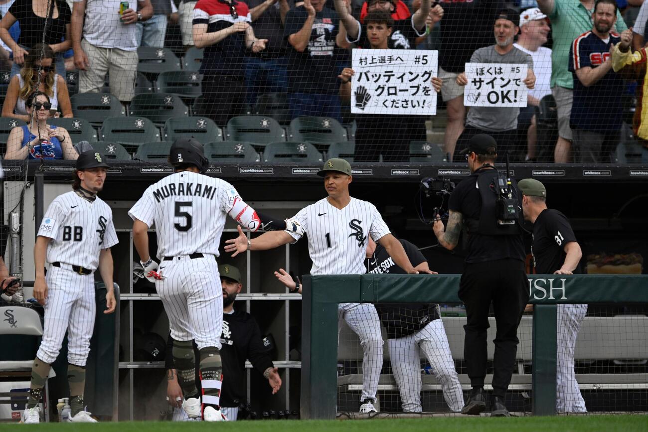 カブス戦の3回に16号本塁打を放ち、ベナブル監督に出迎えられる村上（AP）