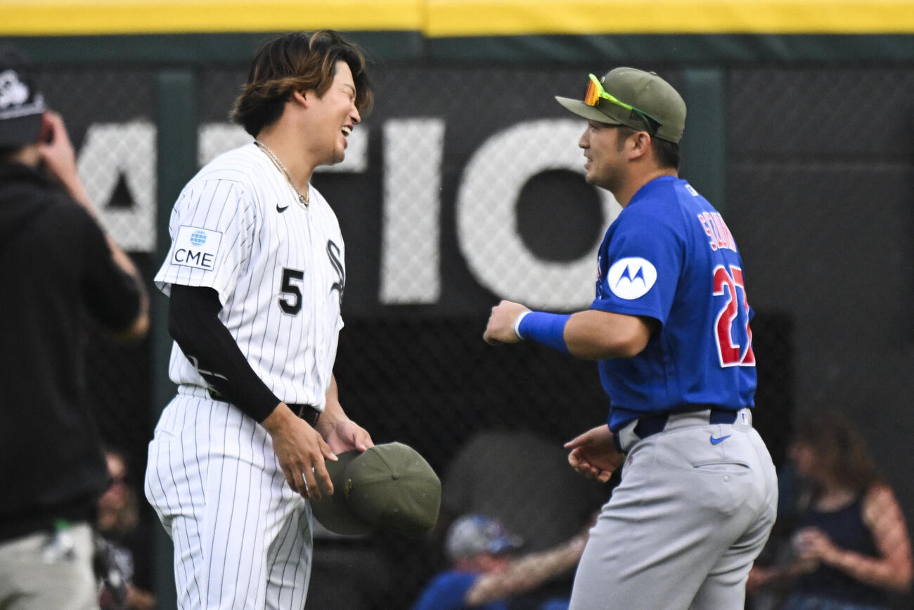 試合前にあいさつを交わしたホワイトソックス村上宗隆（左）とカブス鈴木誠也（ロイター）