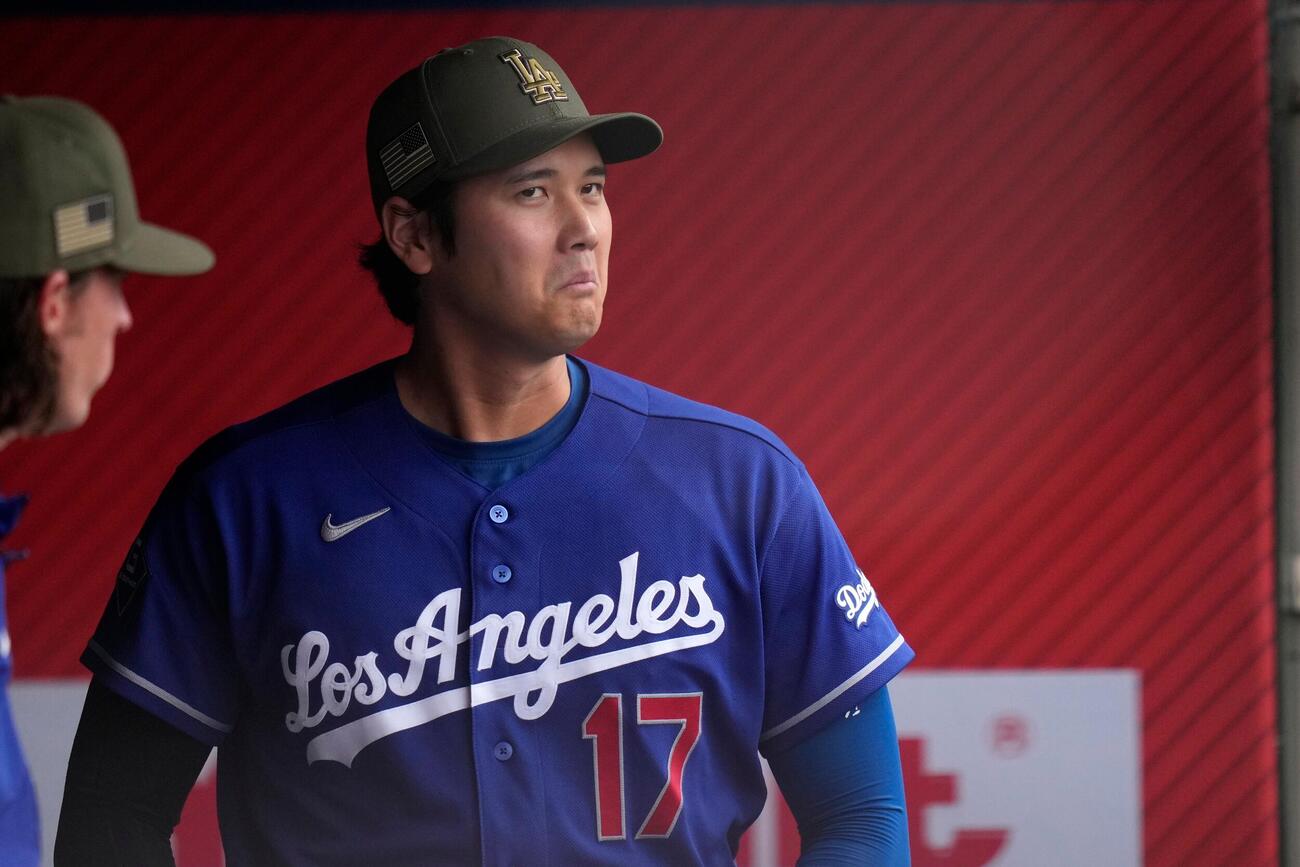 ドジャース大谷翔平は試合前にリラックスした表情を見せた（AP)