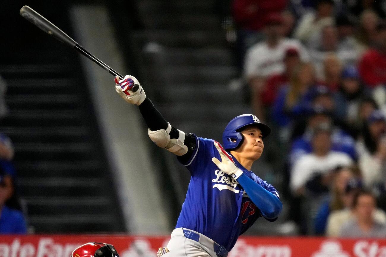 エンゼルス戦の8回、2点適時三塁打を放つ大谷（AP）