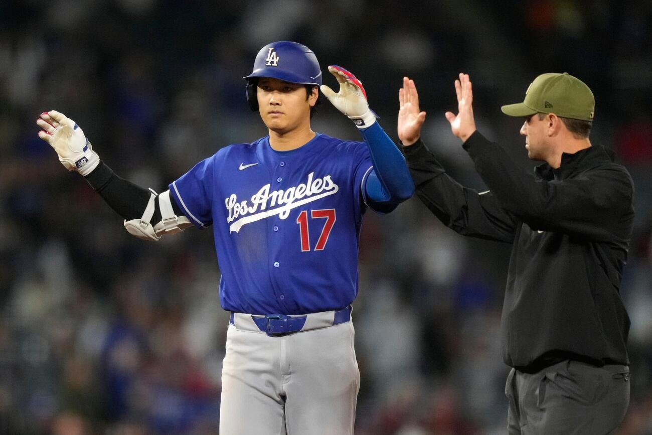 エンゼルス戦の9回、走者一掃の適時二塁打を放ち、二塁塁上でポーズをとる大谷（AP）