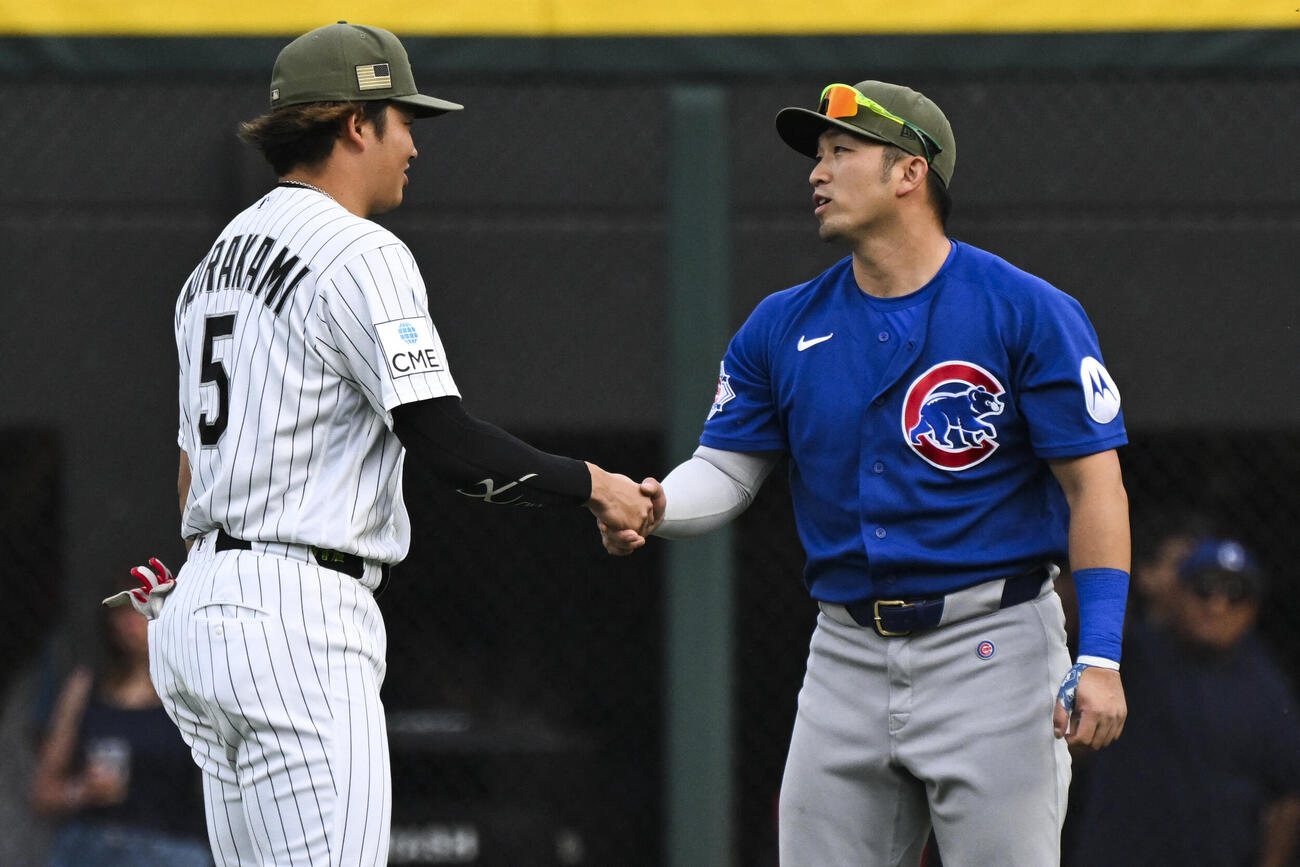 試合前にあいさつを交わしたホワイトソックス村上宗隆（左）とカブス鈴木誠也（ロイター）