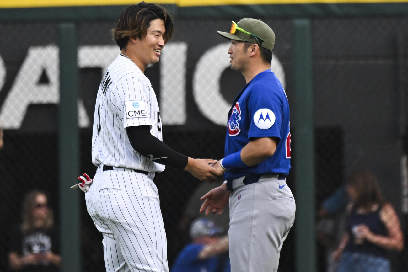 試合前にあいさつを交わしたホワイトソックス村上宗隆（左）とカブス鈴木誠也（ロイター）