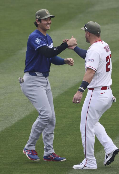 試合前、エンゼルスのトラウト(右)とあいさつを交わすドジャース大谷(共同)