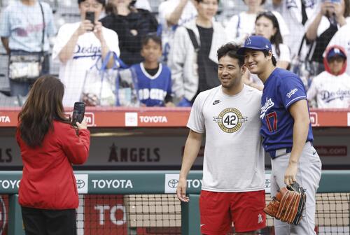 試合前に写真に納まるドジャース大谷(右)とエンゼルス菊池(共同)