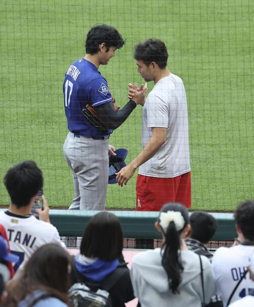 試合前にあいさつするドジャース大谷(左)とエンゼルス菊池(共同)