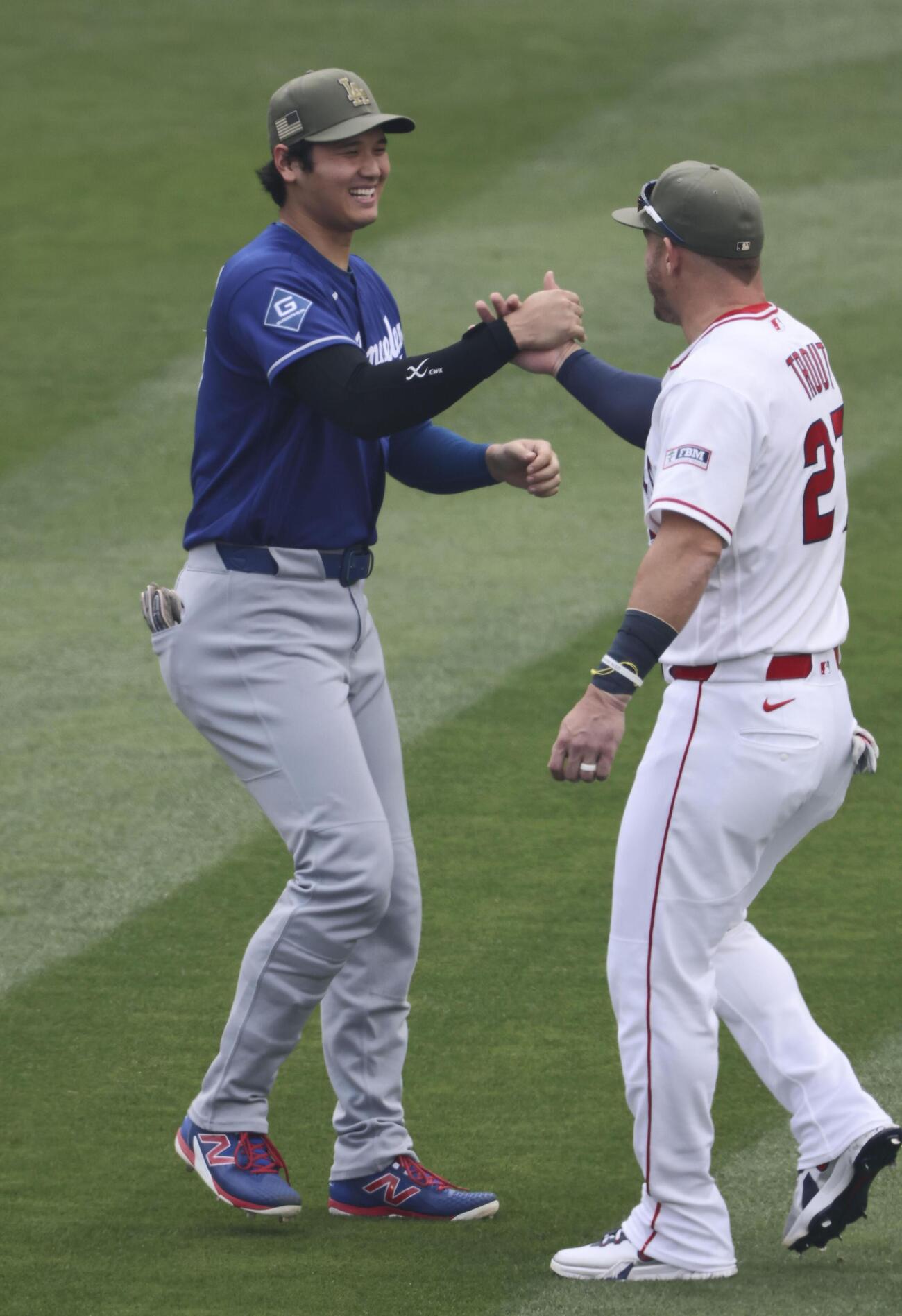 試合前、エンゼルスのトラウト（右）とあいさつを交わすドジャース大谷（共同）