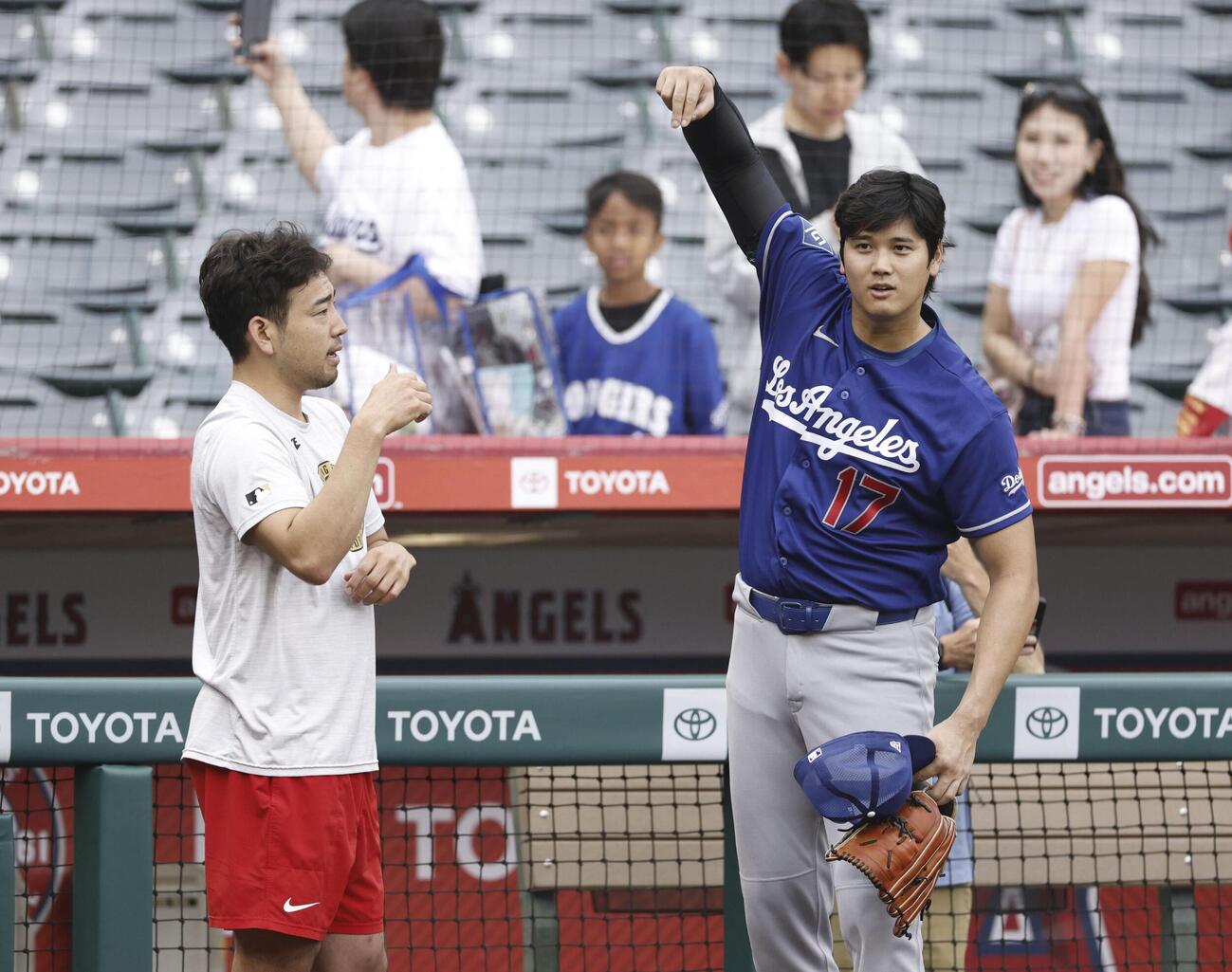 試合前に談笑するエンゼルス菊池（左）とドジャース大谷（共同）