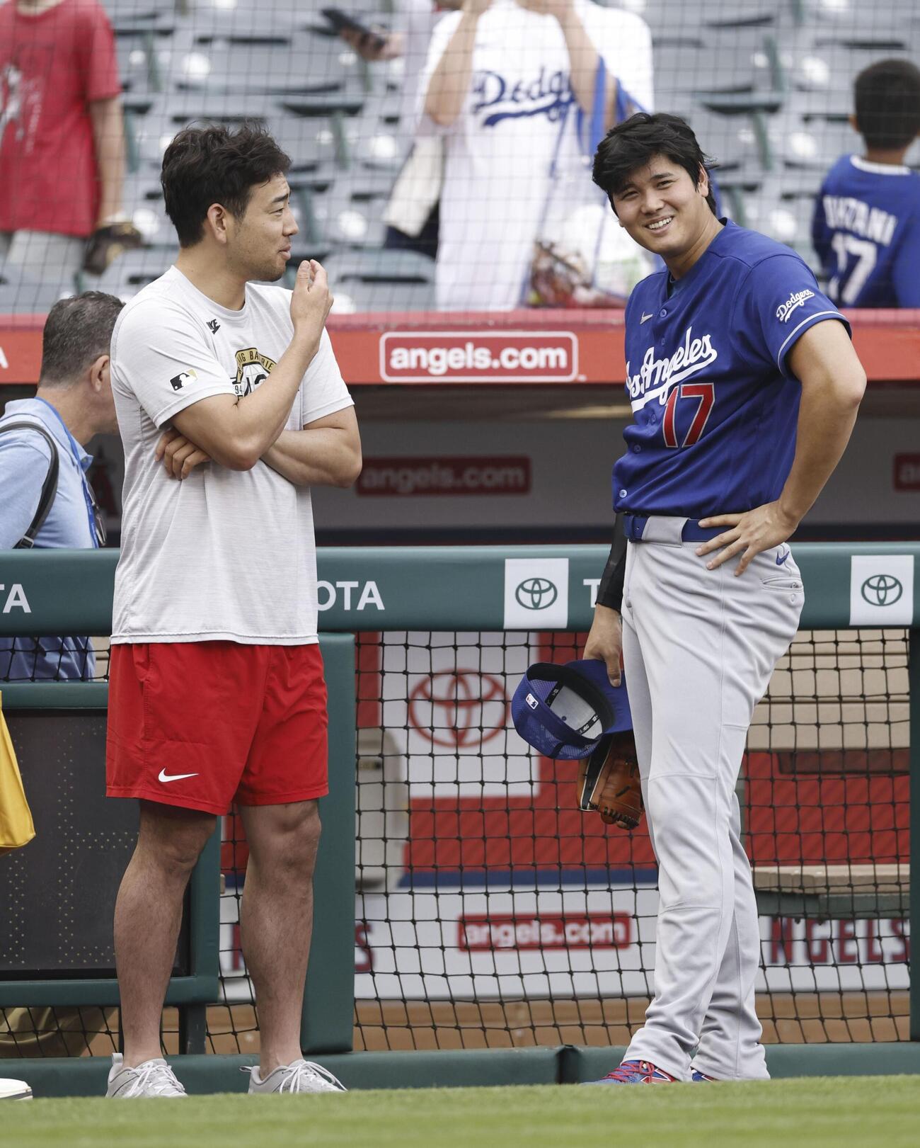 試合前に談笑するエンゼルス・菊池（左）とドジャース・大谷＝アナハイム（共同）