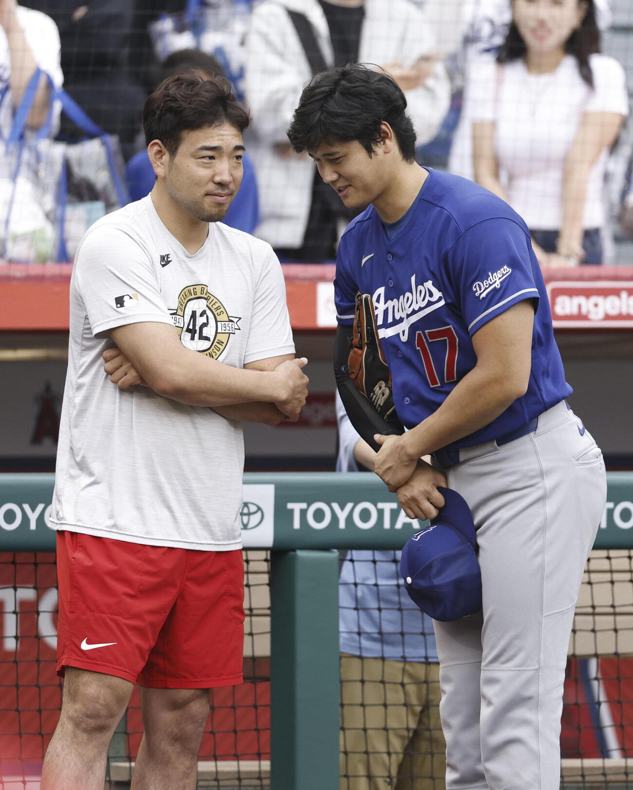 試合前に談笑するエンゼルス菊池（左）とドジャース大谷（共同）