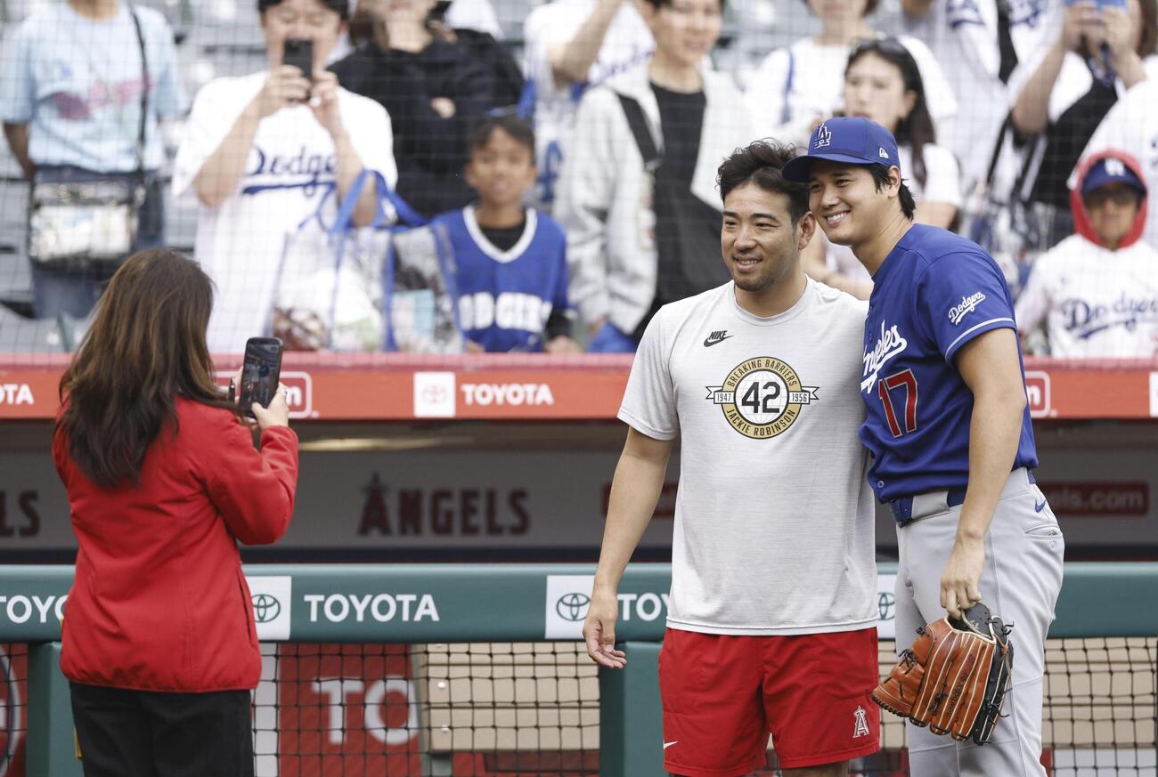 試合前に写真に納まるドジャース大谷（右）とエンゼルス菊池（共同）