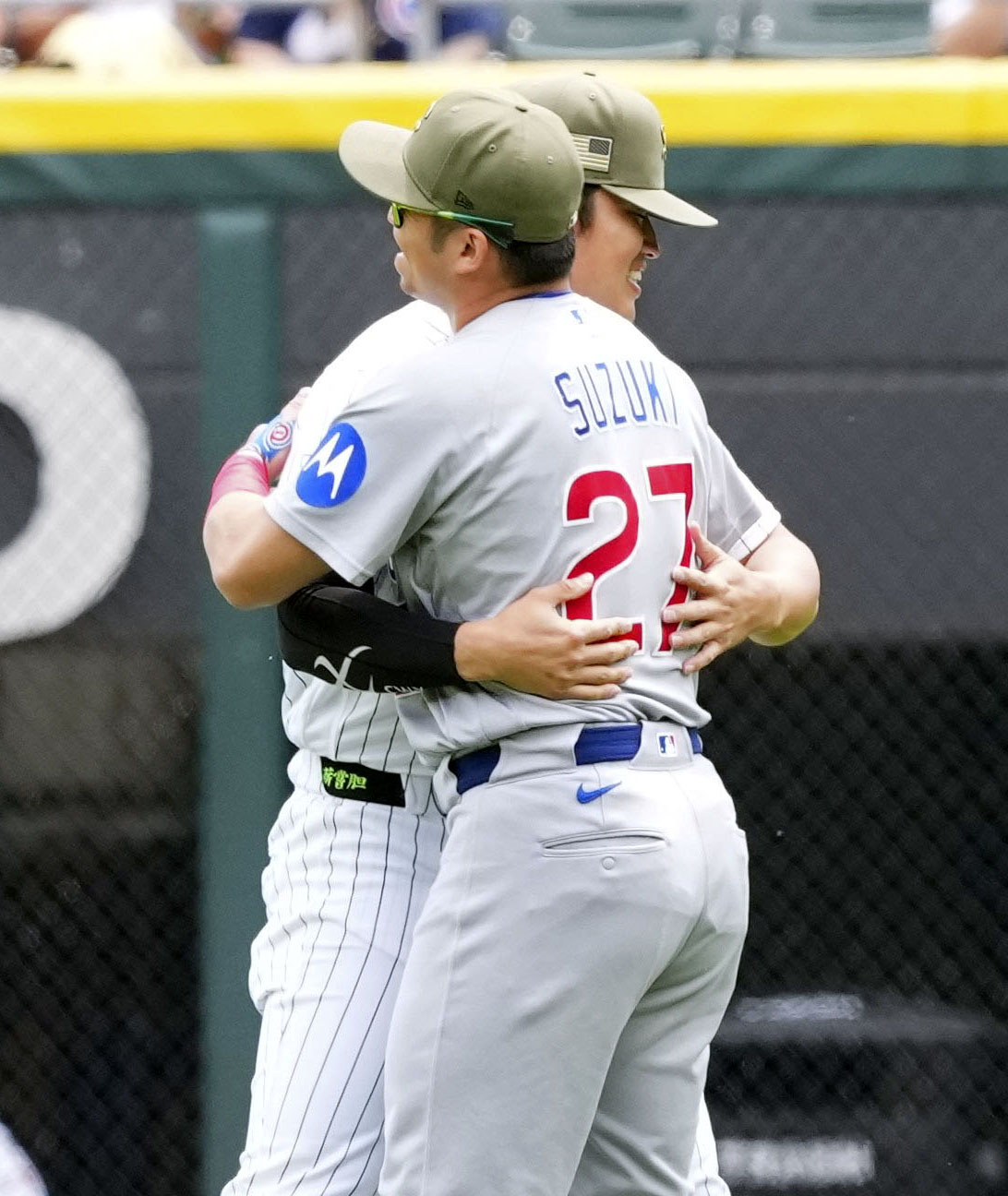 試合前、ハグするホワイトソックス・村上（奥）とカブス・鈴木＝シカゴ（共同）