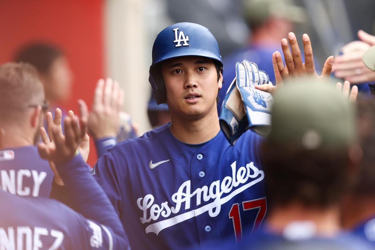 4回、パヘスの適時打で生還し仲間とタッチするドジャース大谷(AP)