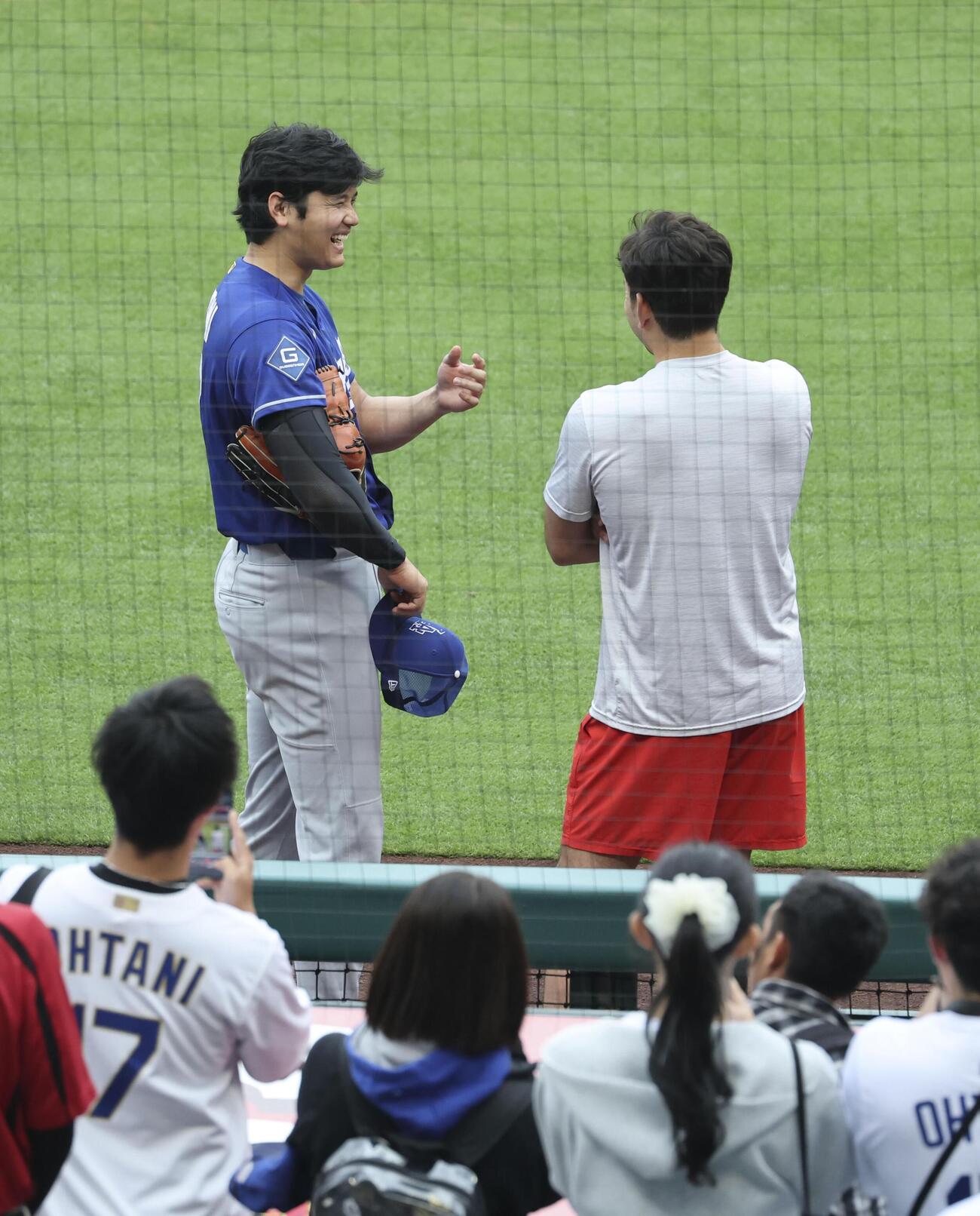 試合前に談笑するドジャース大谷（左）とエンゼルス菊池（共同）