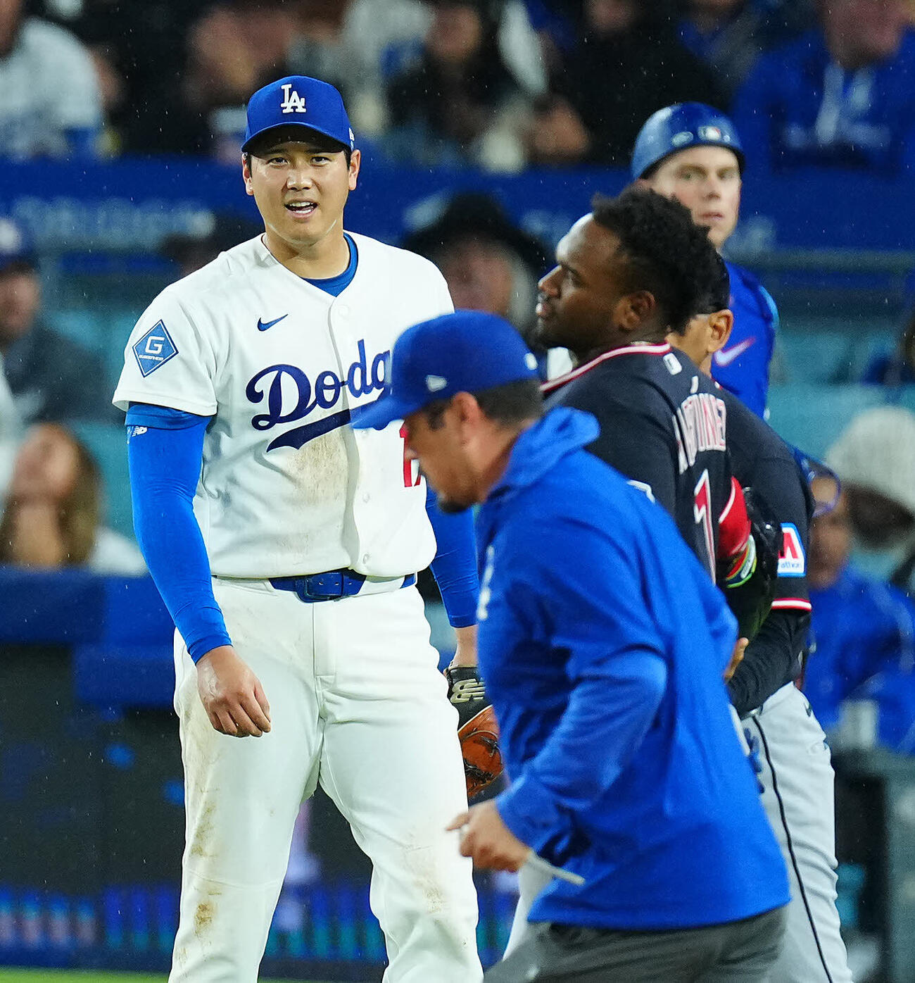 ドジャース対ガーディアンズ　5回表の登板を終えたドジャース先発の大谷（左）は死球を当てたマルティネス（右）を気にかけ声をかける（2026年3月）