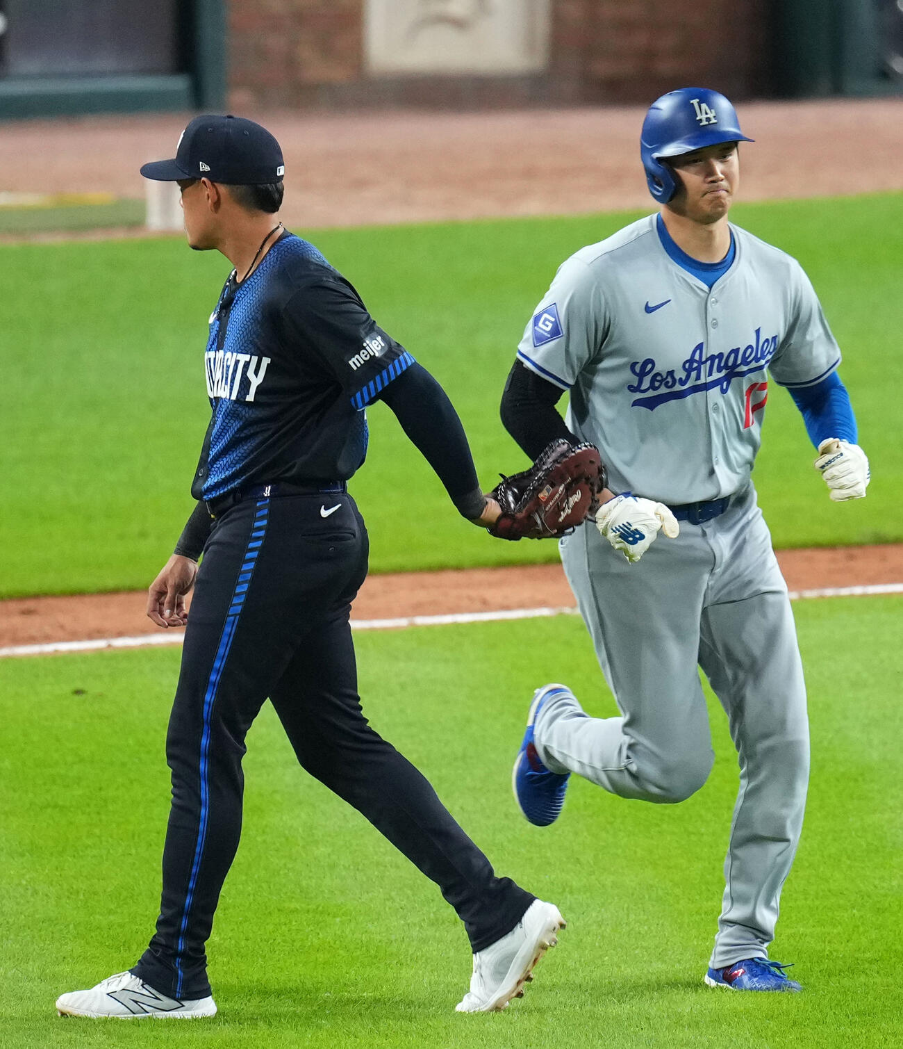 24年7月　タイガース対ドジャース　試合途中、笑顔であいさつを交わすドジャース大谷（右）とタイガースのウルシェラ